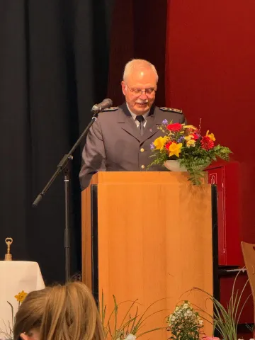 Karsten Utterodt hält ein Grußwort